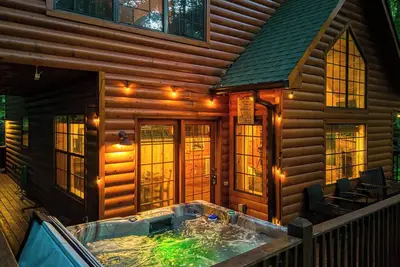 Image de Stunning & Relaxing Getaway: 5-Star Location - Hot Tub - Game Room - Sleeps 8!