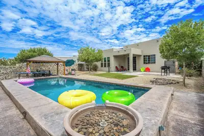 Image de Luxury Oasis Best Location • Pool • Ping Pong • CoffeeBar • Fireplace • Grill
