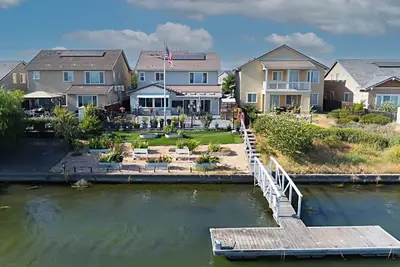 Image de Lakefront 4-bedroom house with WiFi and Ac in brilliant Lathrop
