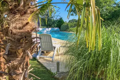 Image de Gîte chrmante avec beau jardin et piscine privé