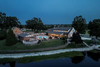 Image de Pool, Lake & Patio: Sweeping De Soto Estate
