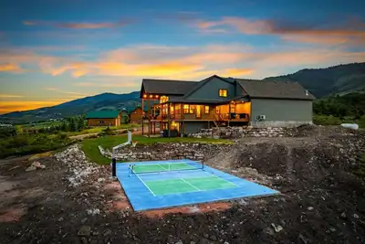 Image de Lake Haven Lodge | Private Pickleball Court |Sleeps 40 | Spa | Views