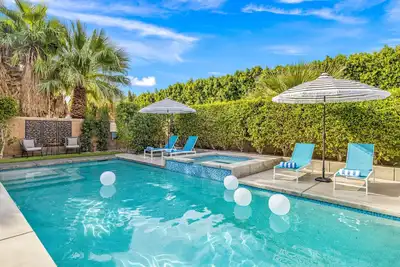 Image de 5 mins to Coachella - Luxe Pool, Spa & Fireplaces