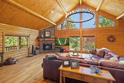 Image de Luxury Log Cabin Home on 1. 66 Acres! Covered Patio! Pool Table! Foosball!
