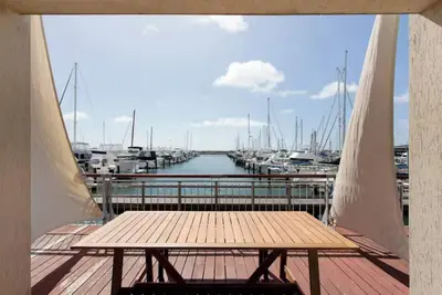 Image de Amazing location on Fisherman’s Wharf only minutes to vibrant Fremantle nightlife and cafes. Enjoy the infamous West Australian Sunsets on your private balcony.