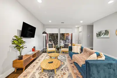 Image de Near Downtown + Midtown | Pets | WiFi TVs | Games