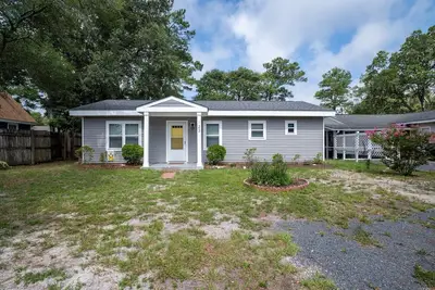 Image de New - Beach Break Bungalow- Private Hot Tub-Fenced Yard-Oak Island