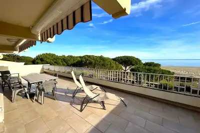 Image de Appartement tout équipé face à la mer avec parking