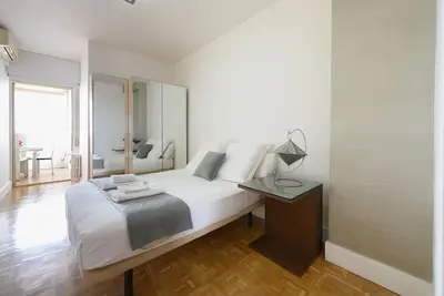 Image de Appartement de 2 chambres avec vue sur la ville - Confort et style à Madrid