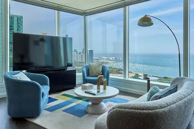 Image de 43rd-Floor Luxury Escape + Lake Views