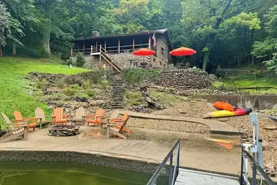 Image de Historic Lakefront Log Cabin/4bd/3ba/Dock/Firepit/Kayaks/Decks-Sleeps 12 Pp