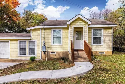 Image de Welcome to Irving! My peaceful yellow cottage is ready to welcome you and your guests