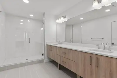Image de 3-bedroom condo with optional boat slip. Walk to Clearwater Beach.