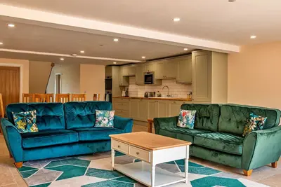 Image de Merveilleuse maison de vacances pour 8 personnes avec bain Ă remous, Wifi, animaux admis et parking