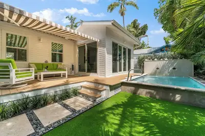 Image de The Green Coconut ~ Updated 3 Br, 2 Ba Home w/ Parking and Private Pool!