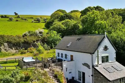Image de Merveilleuse maison de vacances pour 7 personnes avec Wifi, bain à remous, terrasse et parking