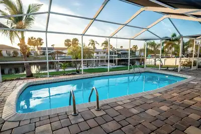 Image de Simply Blessed: Chic Waterfront Home w/ Pool/Spa + Lanai Bar