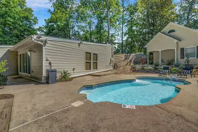 Image de Charming 4-bedroom waterfront house with pool in Buford Georgia