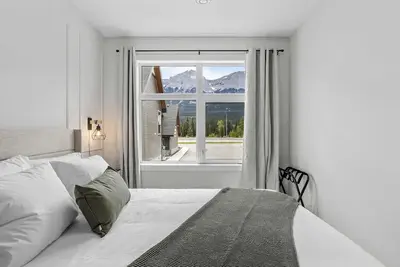 Image de Brand New - Modern Rocky Mt. Retreat by Banff