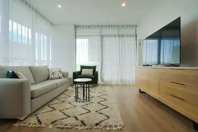 Image de Luxe Cbd Retreat- 2br Apt w Pool, Gym, Steam&Sauna