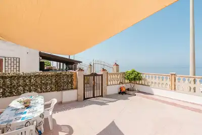 Image de Maison de Vacances 'Casa Damari-Fronte Spiaggia' avec Vue sur la Mer et Terrasse Privée