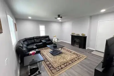 Image de Cozy Upper-Level Retreat