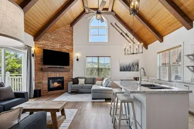 Image de The Cozy Timber: Pool + Village Shuttle at Blue!