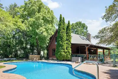 Image de Waterfront Escape, Heated Pool, Custom Cedar Sauna & Riverfront Hot Tub