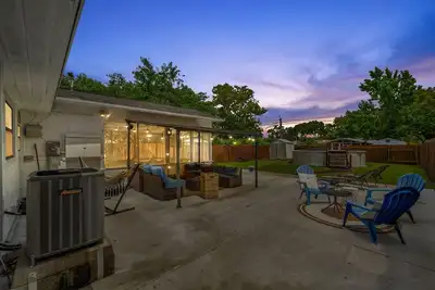 Image de St. Pete pool home close to downtown & beach- porch, fenced backyard, wifi