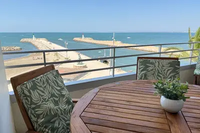 Image de Superbe T3 traversant avec terrasse face au chenal vue mer – Impérial 4
