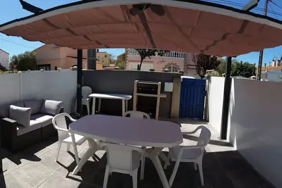 Image de Appartement dans maison avec terrasse ombragée et parking à 100m de la plage