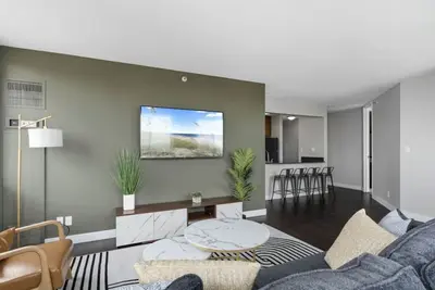 Image de Luxury Downtown Condo • Free Parking/Spa/Pool/Gym