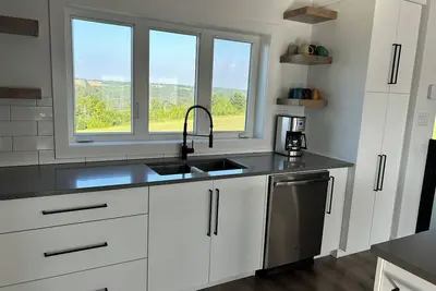 Image de Contemporary style home in the sought after area of Granville on the Water.