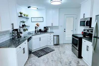 Image de New Spacious 4-bedroom Home & Big Fenced Yard