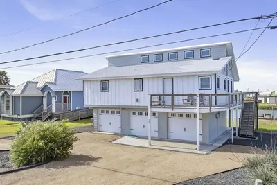 Image de Stunning waterfront retreat with dock, prime fishing, & charming coastal design