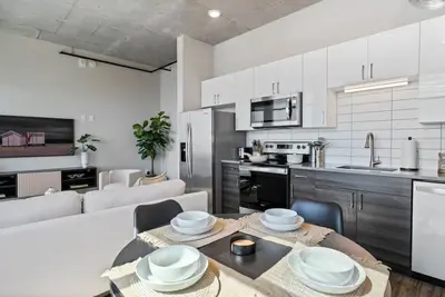 Image de Modern Nest Near Central Ave