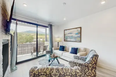 Cozy condo w/ full kitchen, fast wifi, balcony & convenient location