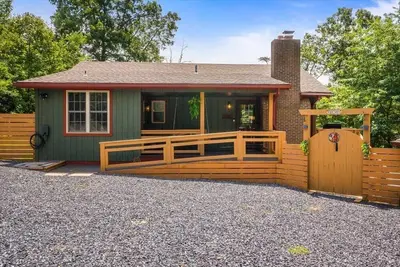Image de Fox & Hound Getaway: Sauna, Hot Tub, Dogs, Game Night!