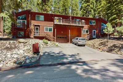 Image de Conveniently located duplex w/ wifi, full kitchen, balcony & jetted tub