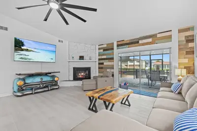 Image de 3 Bed Pool home with Man Cave - Private Dock - Corn hole- Foosball -Axe throwing