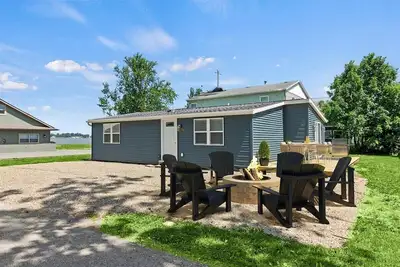Image de Cozy home in Waterbury with a water view!