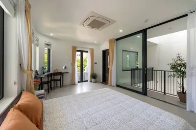 Image de 2 beds in a room pool view