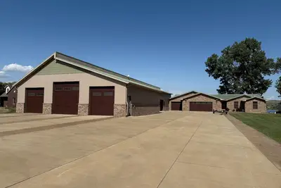 Image de Gorgeous 6-bedroom, 5 bath house with magnificent view of the river in Ft Pierre