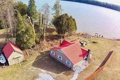 Image de Beautiful Lake House w/ whole house renovation & fresh modern appeal!
