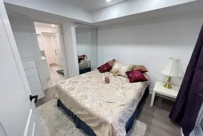 Image de Modern 1br Lower Unit With Private Entrance+Full-Kitchen+Queen Bed+Free Parking