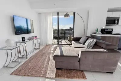 Image de Stylish, Spacious 1br Penthouse w/ Balcony + Daily Housekeeping