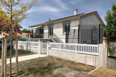Image de Maison de ville familiale avec jardin proche des commerces et de la plage.