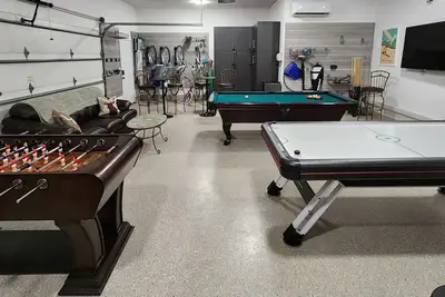 Image de LuxeHome  A/C PoolTable AirHockey XBox Pacman EVChrg HotTub Bikes Sharc 1DogOK
