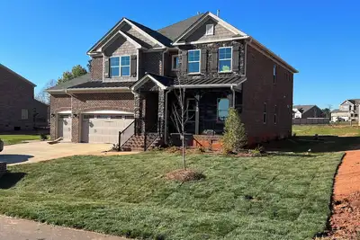 Image de Stunning 4-bedroom spacious home with backyard and security in private community