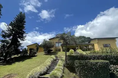 Image de Charming 4-bedroom country house in Lago Calima with WiFi and lake view